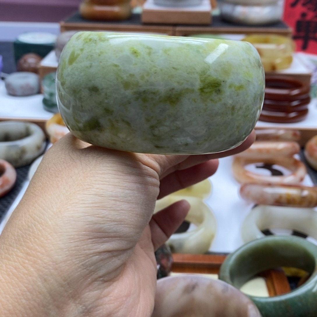 石英质玉手镯未镶嵌
