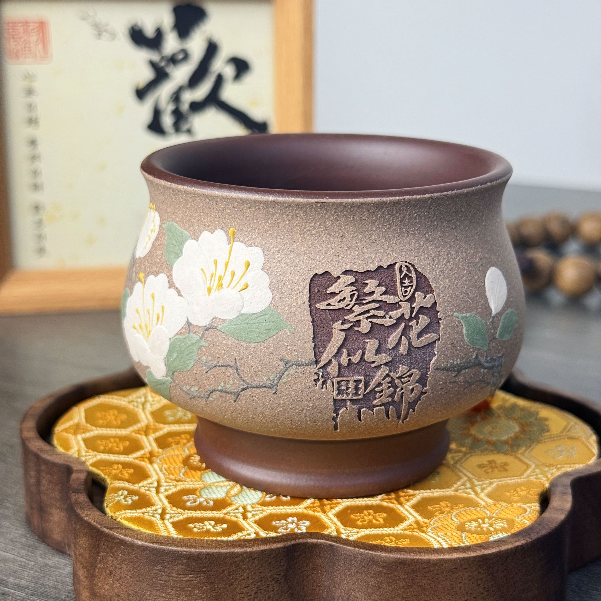 宜兴紫砂坭香手绘玉兰刻绘繁花似锦主人杯紫泥粉浆蟹壳青茶杯170c