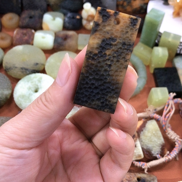 蛇纹石玉未镶嵌吊坠微瑕