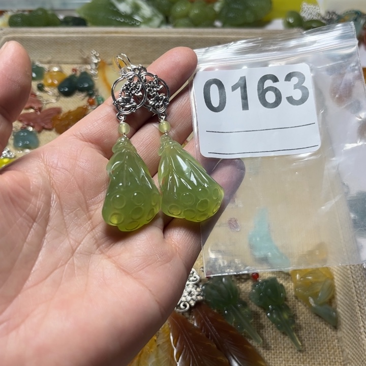 舍***舒蛇纹石玉合金耳饰