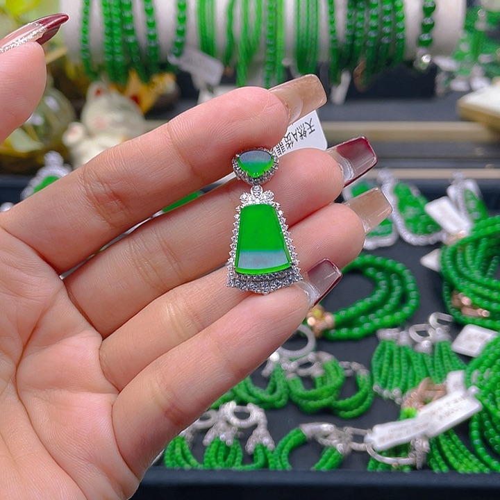 翡翠颈饰银S925镶嵌吧****u一刀切无事牌