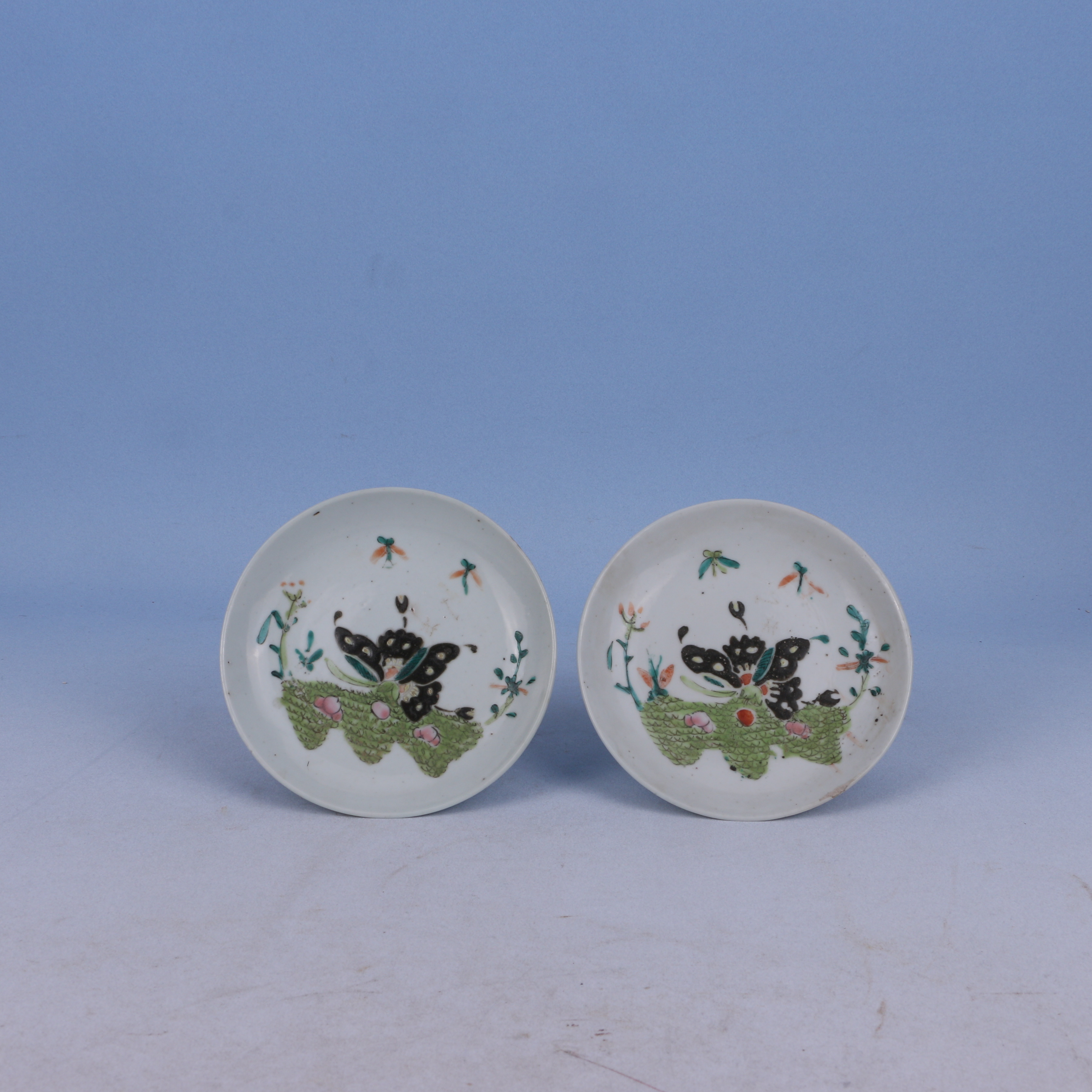 74  晚清  蝶恋花粉彩盘