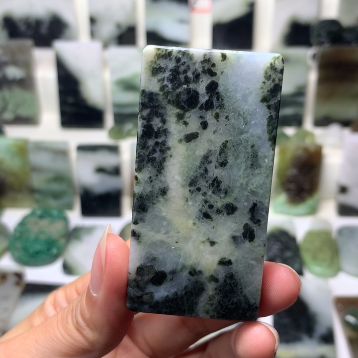 独山玉未镶嵌颈饰