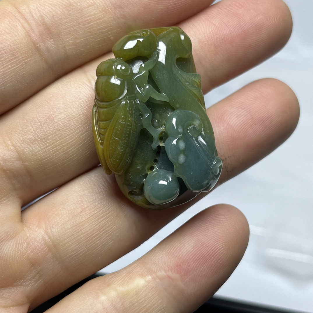 翡翠俏色黄翡一鸣惊人 人生如意精品时尚吊坠巧雕双色