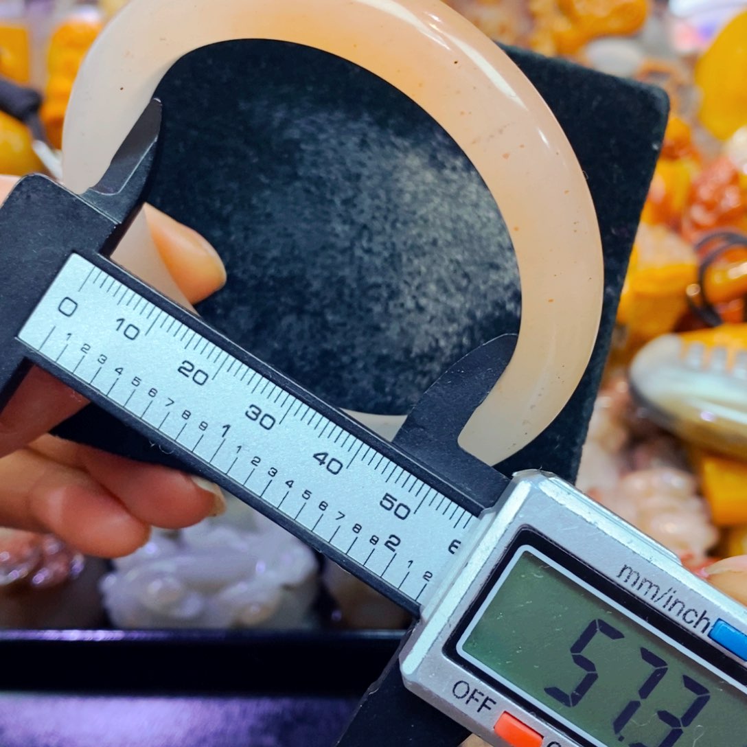 未镶嵌石英质玉（黄龙玉）颈饰