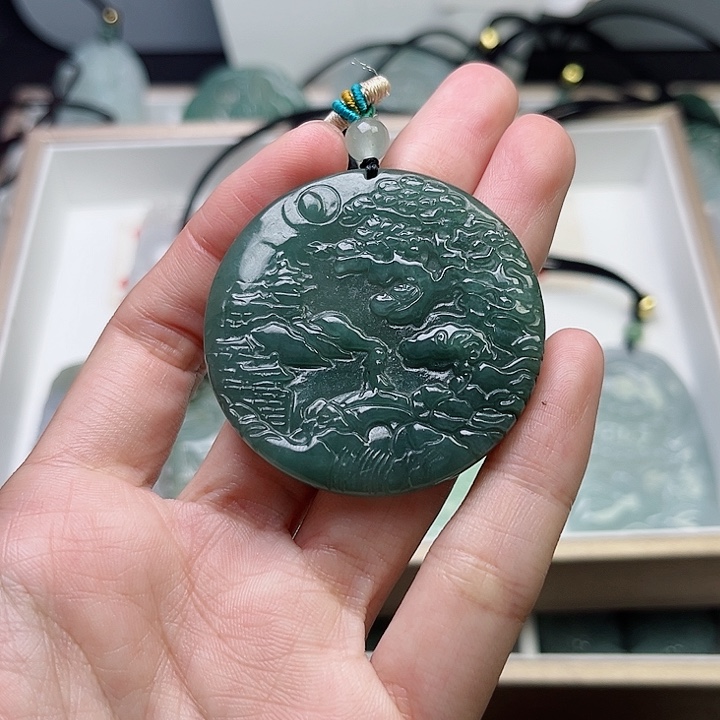 翡翠颈饰未镶嵌翡翠