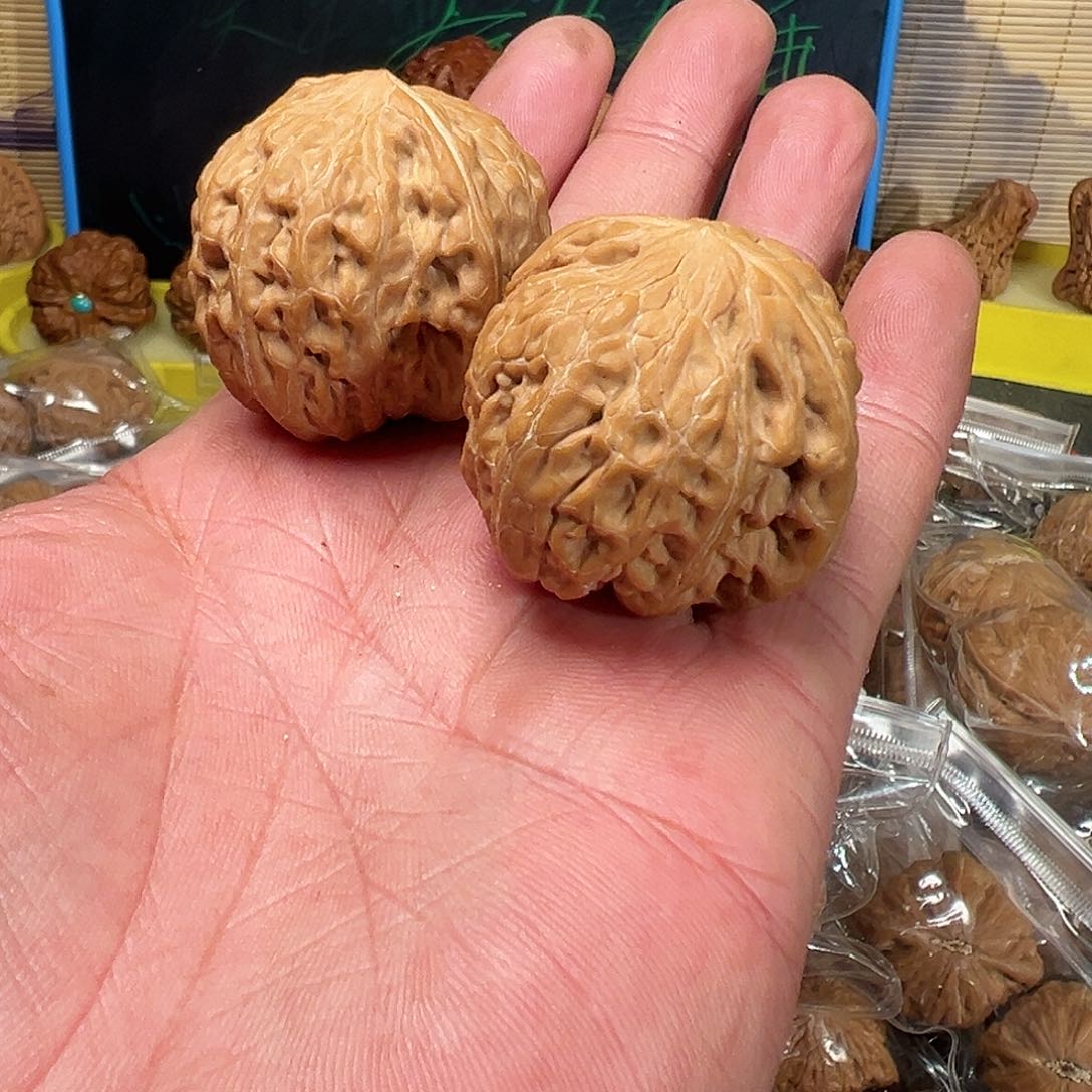 桃核吊坠?**陌铁锤核桃