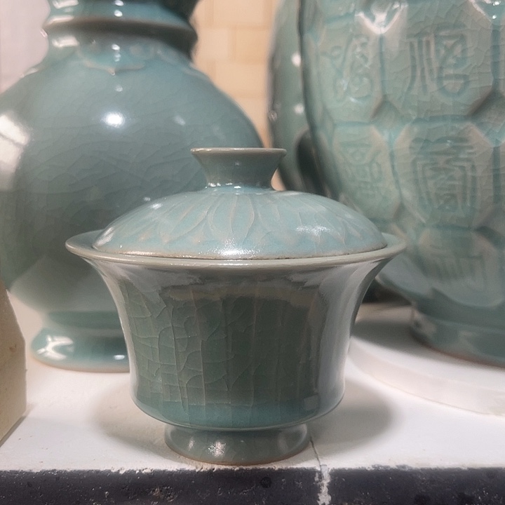 微瑕仿古青绿釉莲瓣马蹄碗