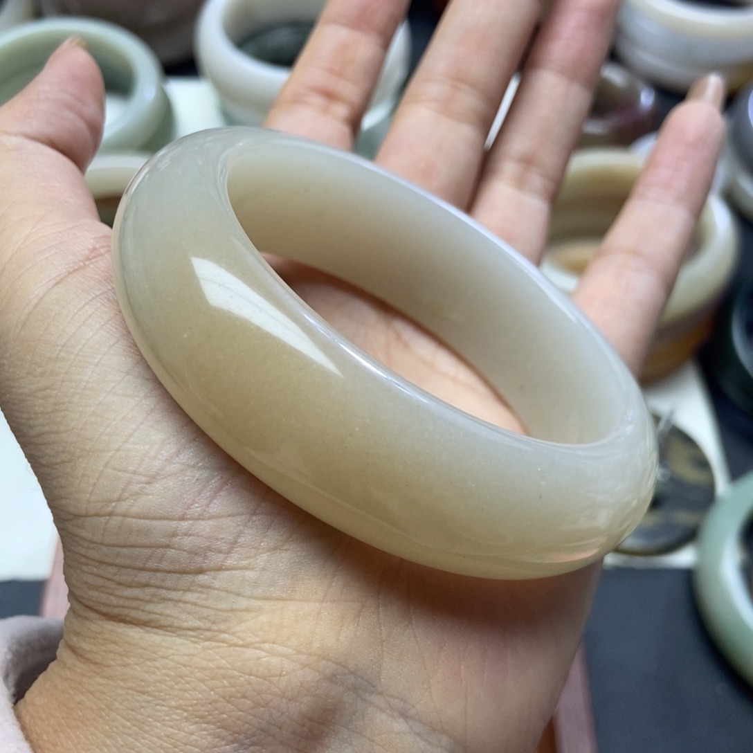 石英质玉手镯未镶嵌