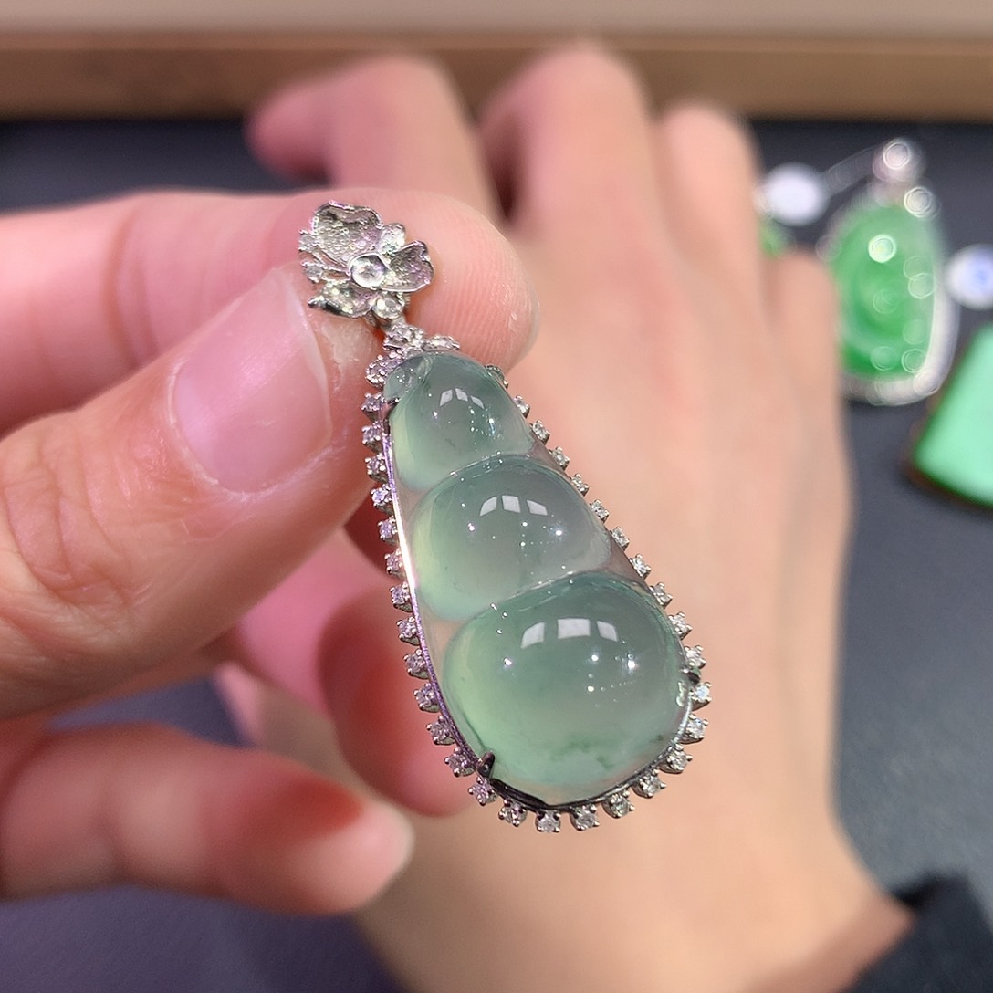 翡翠吊坠(赠链)18K金镶嵌