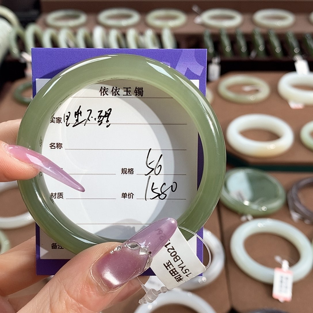 和田玉手镯未镶嵌睡****）