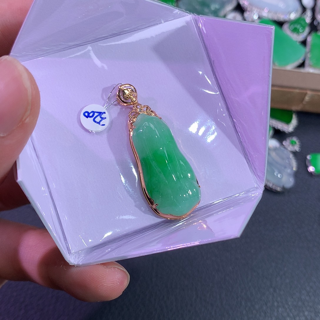 翡翠吊坠(赠链)18K金镶嵌