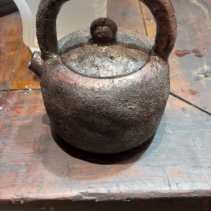 【闪购商品】荣*这个是水壶，有点沟水