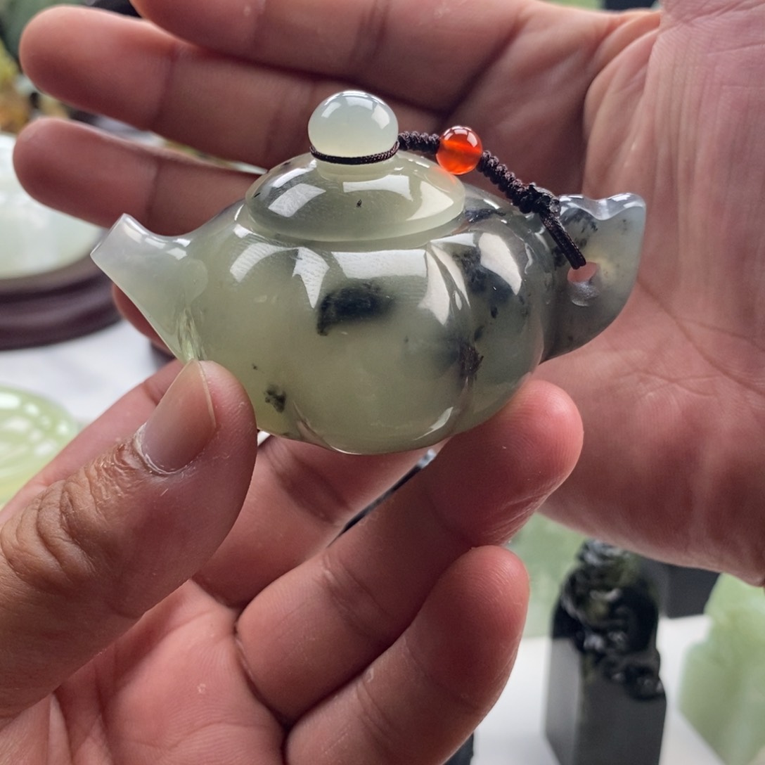 岫玉未镶嵌手把壶