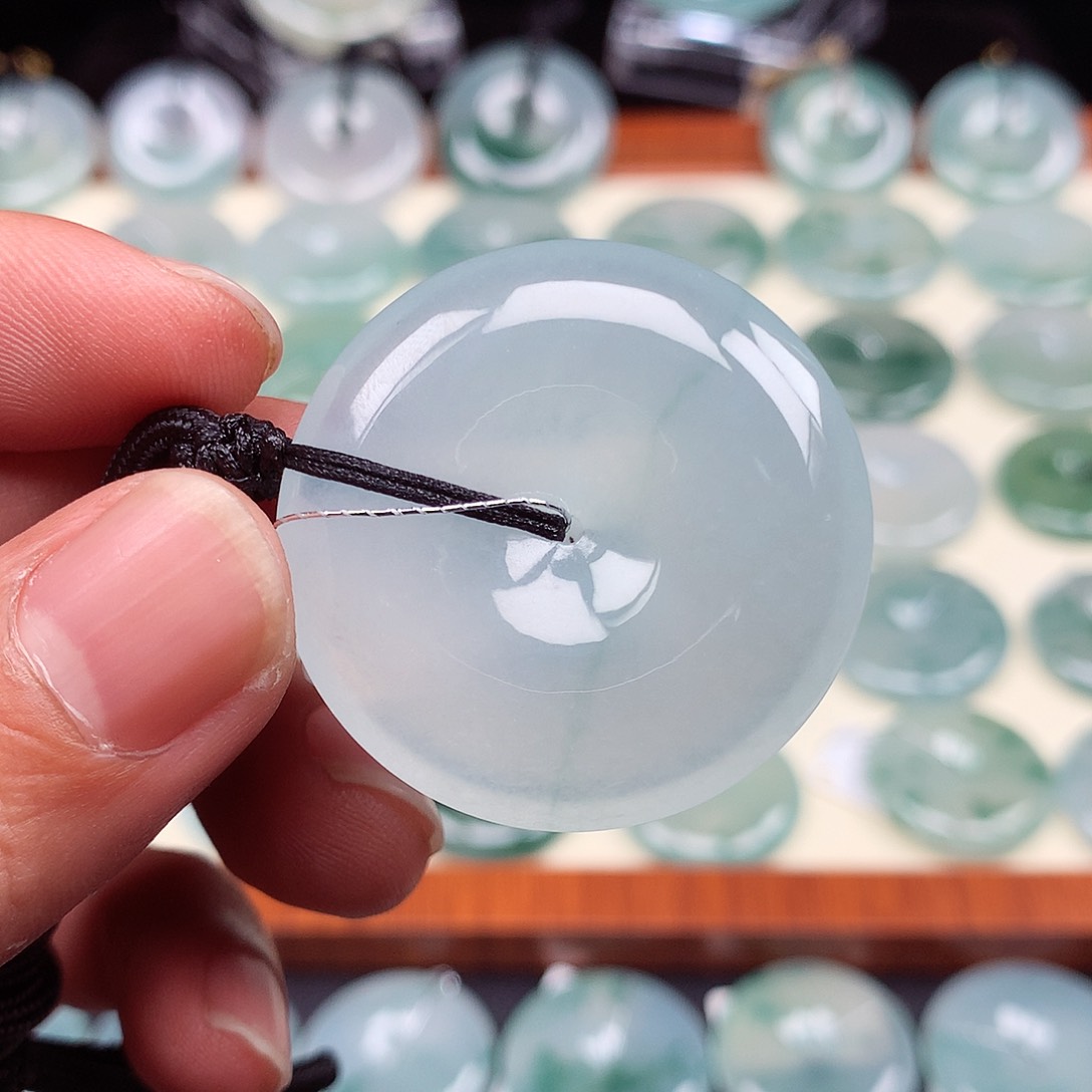 颈饰未镶嵌翡翠平安扣