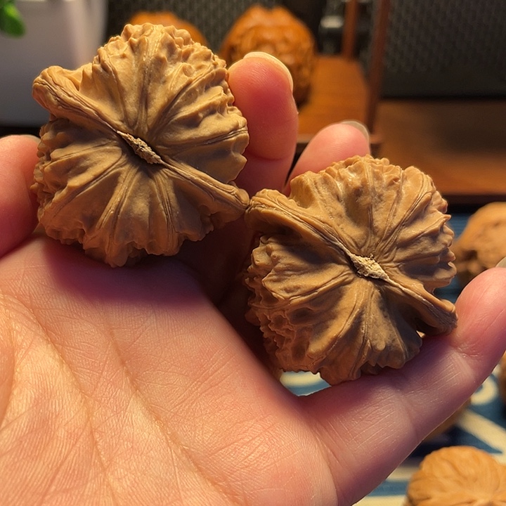 文玩核桃吊坠白狮子