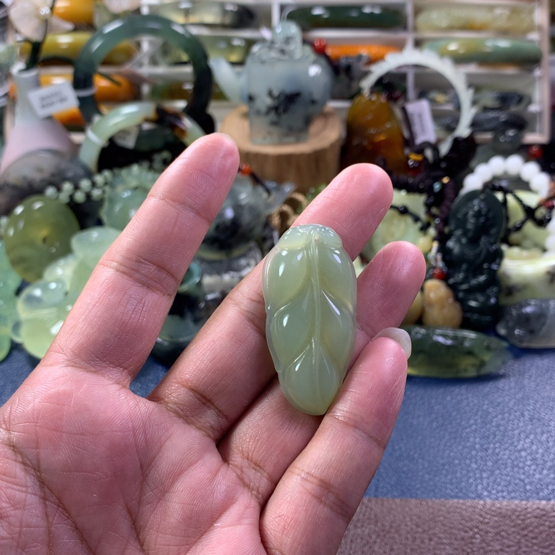 蛇纹石玉颈饰未镶嵌