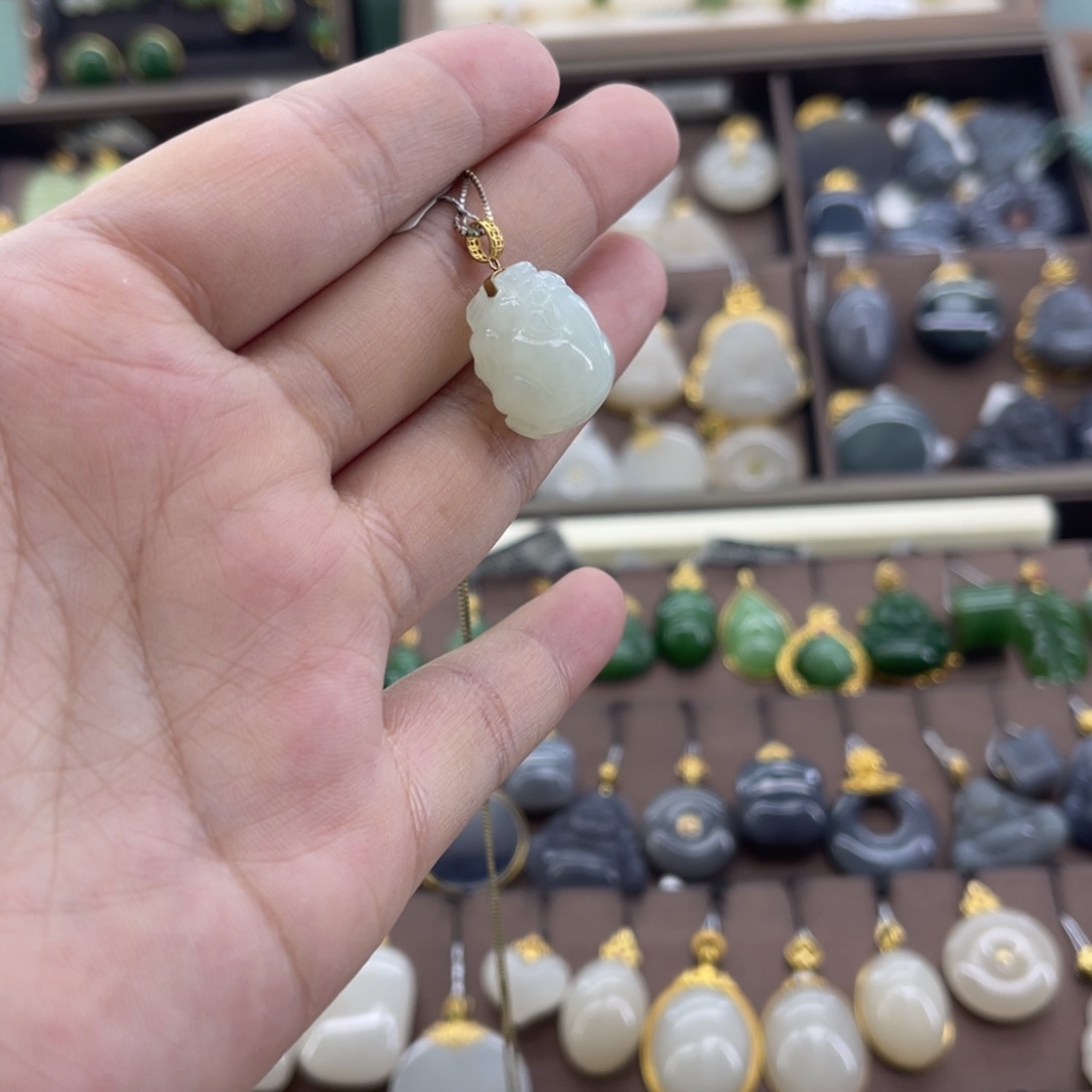 和田玉18K金镶嵌吊坠(赠链)