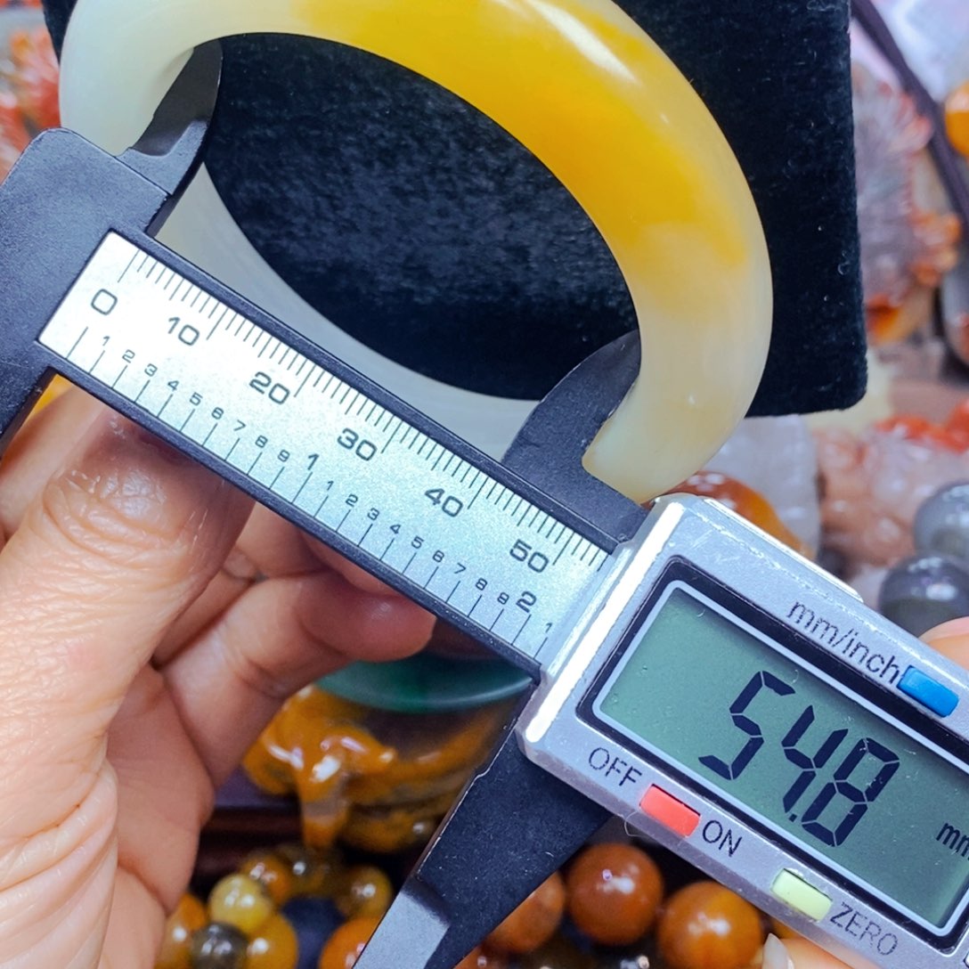 未镶嵌石英质玉（黄龙玉）颈饰