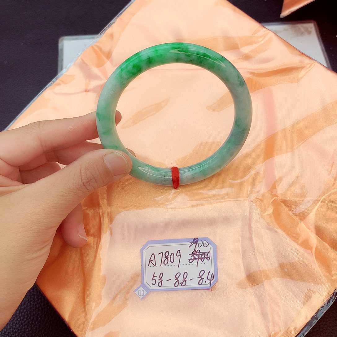 翡翠手镯未镶嵌翡翠