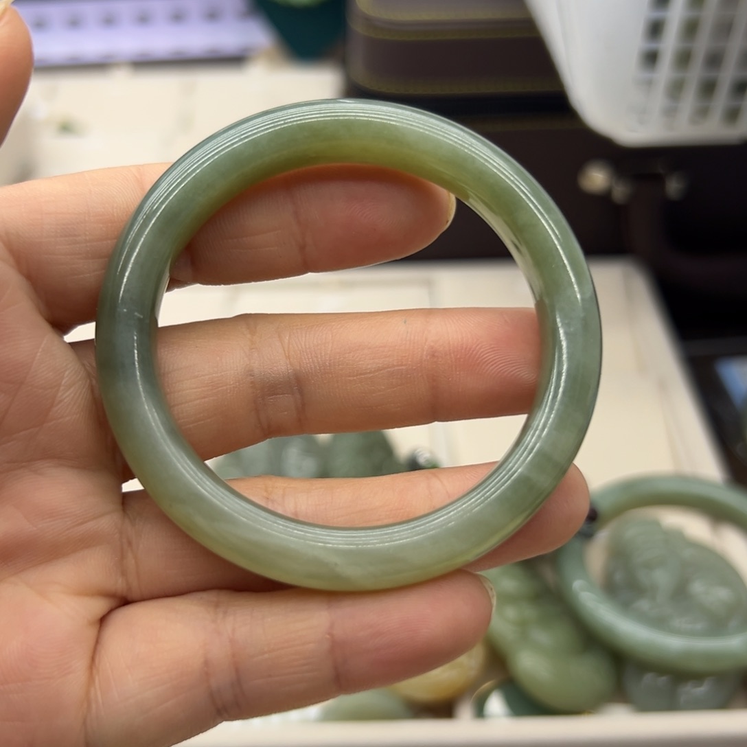 和田玉未镶嵌手镯52.3圈围A223瑕