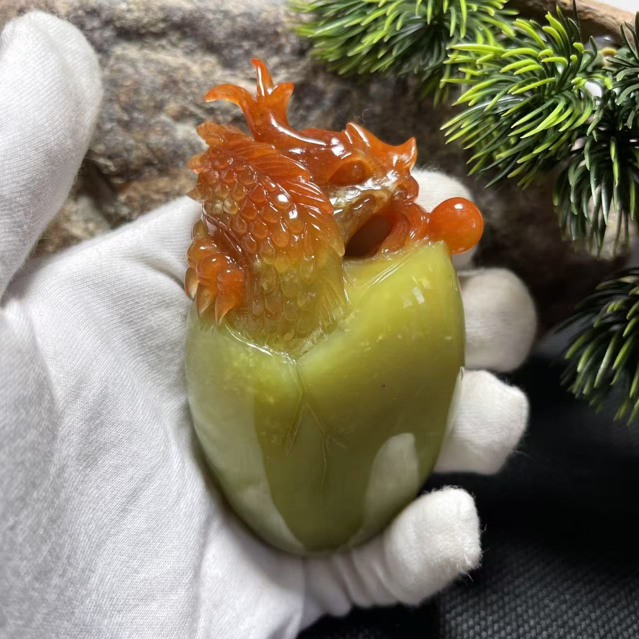 天然岫玉辽阳红手工雕刻龙蛋手把件顶头红俏色原石把玩盘玩摆件