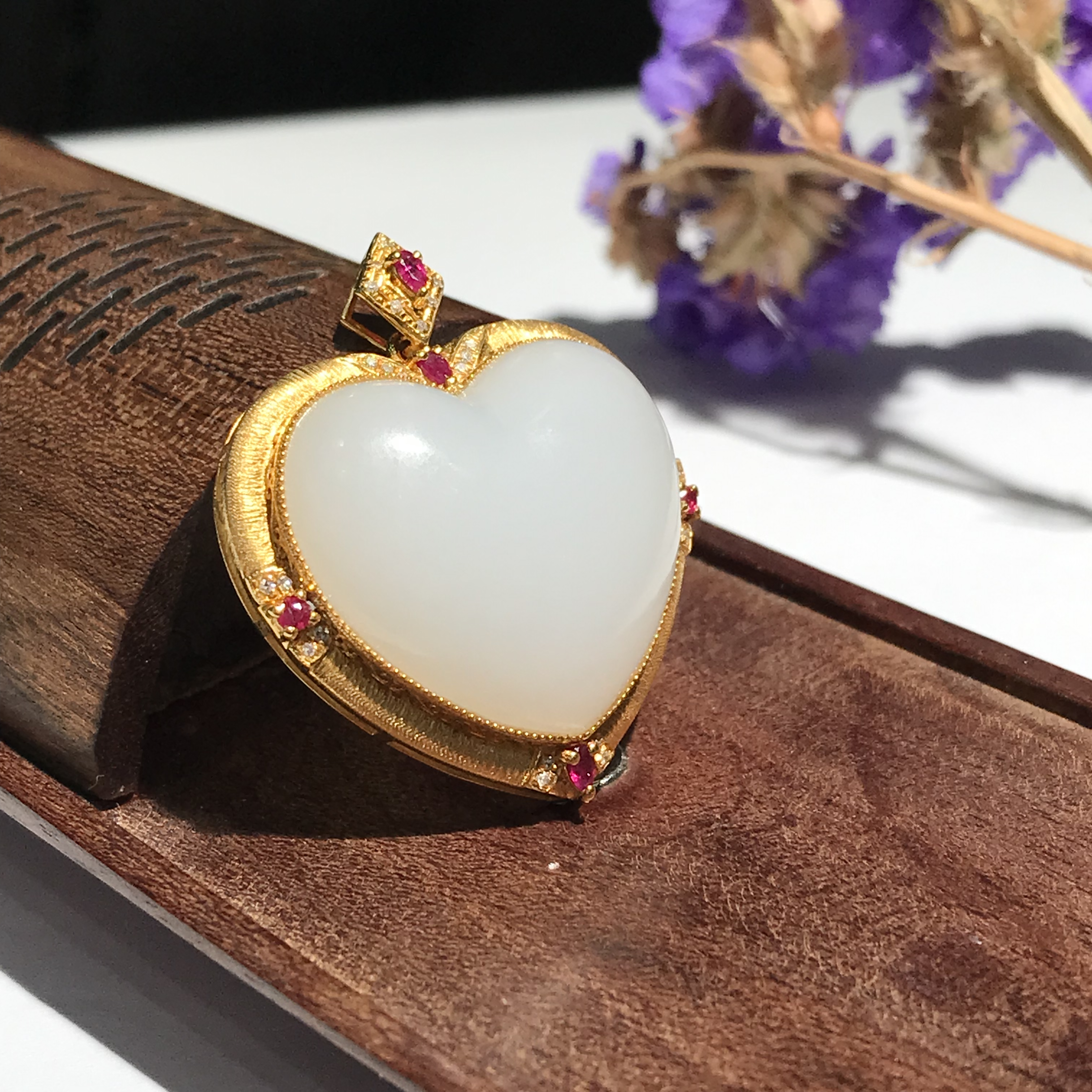 和田玉高白密爱心吊坠18k厚金围镶