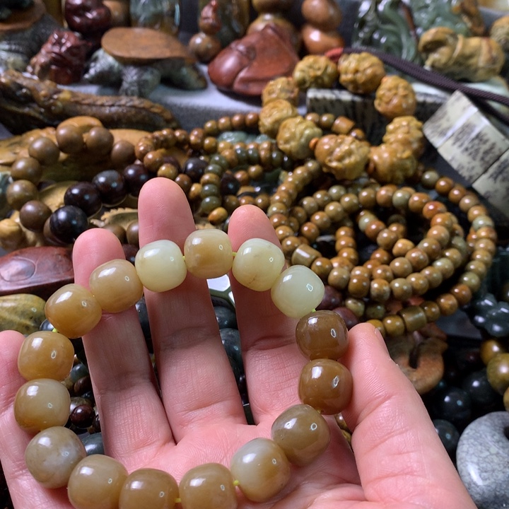 未镶嵌岫岩河磨玉（透闪石质玉）把件