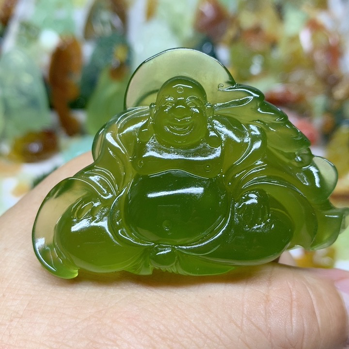 佛。岫玉精雕而成