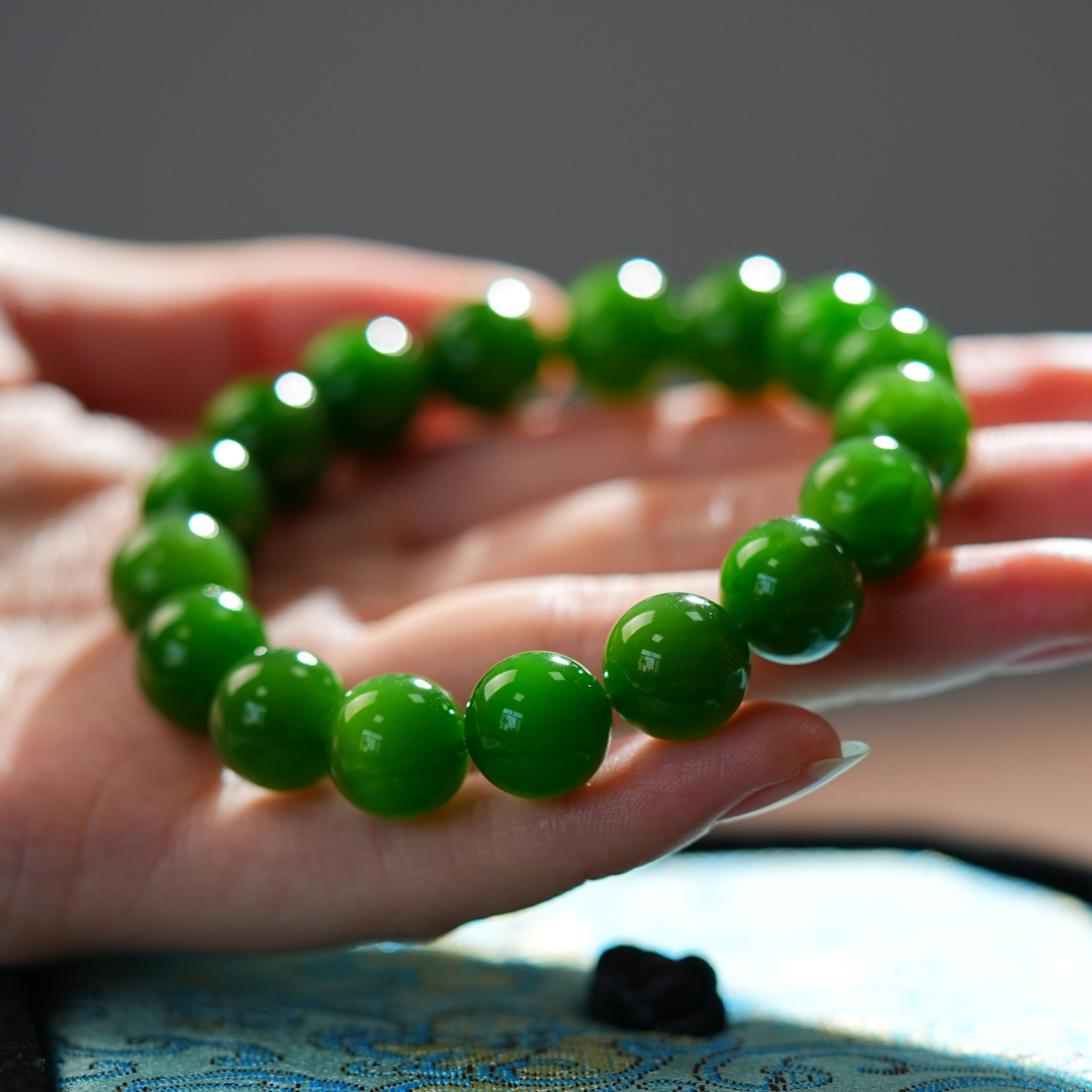 【大表姐珠宝】俄罗斯七号坑和田玉老坑收藏级12mm肉底辣阳绿手串
