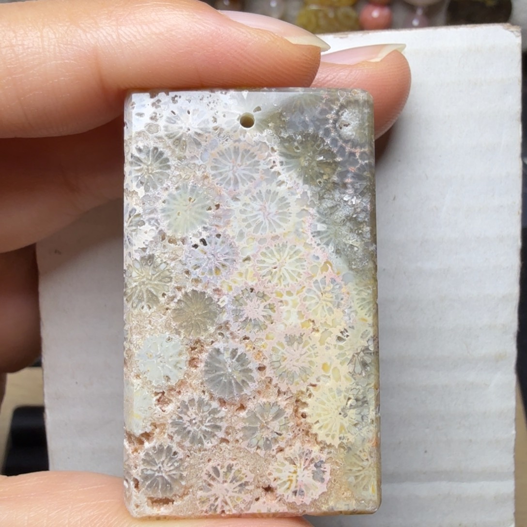 硅化玉未镶嵌绿粉 骨骼花