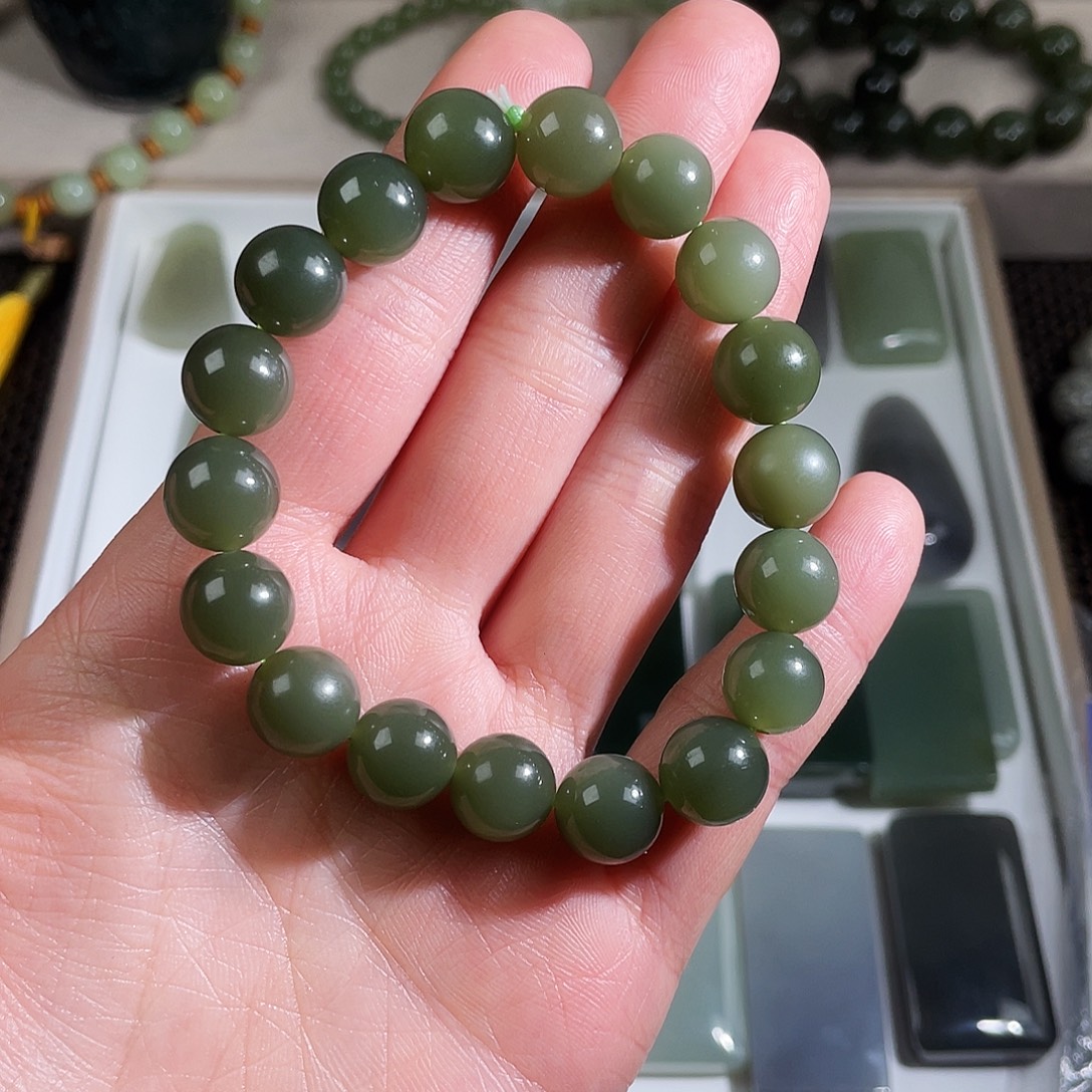 朝***酒和田玉未镶嵌颈饰