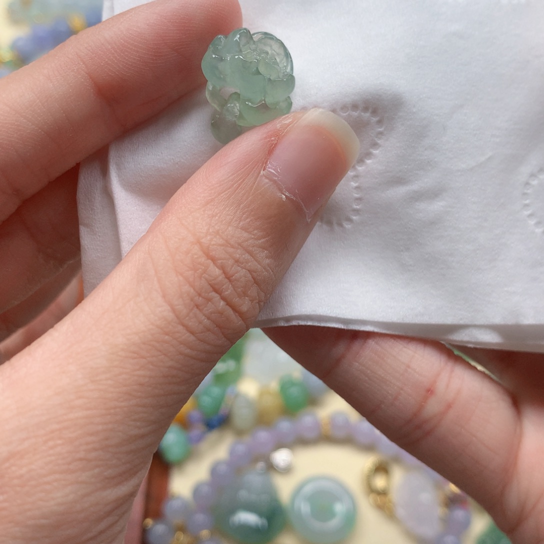 翡翠未镶嵌颈饰是