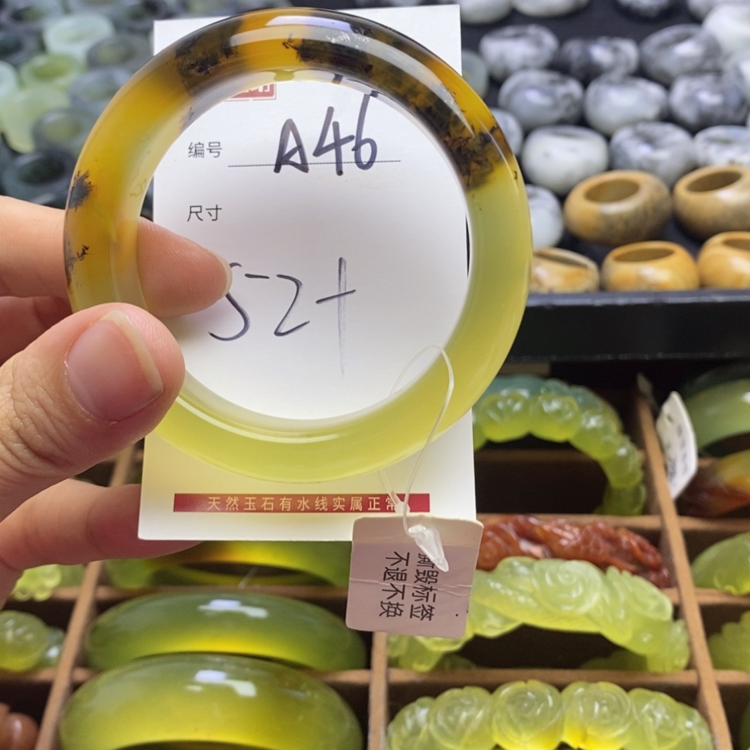 w***贝蛇纹石玉未镶嵌手镯