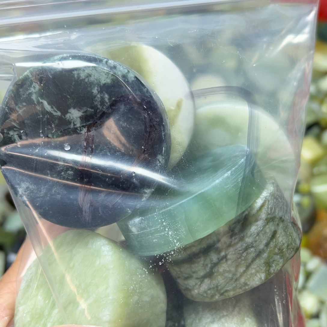 何***夕蛇纹石玉未镶嵌岫玉手镯心，平安无事牌