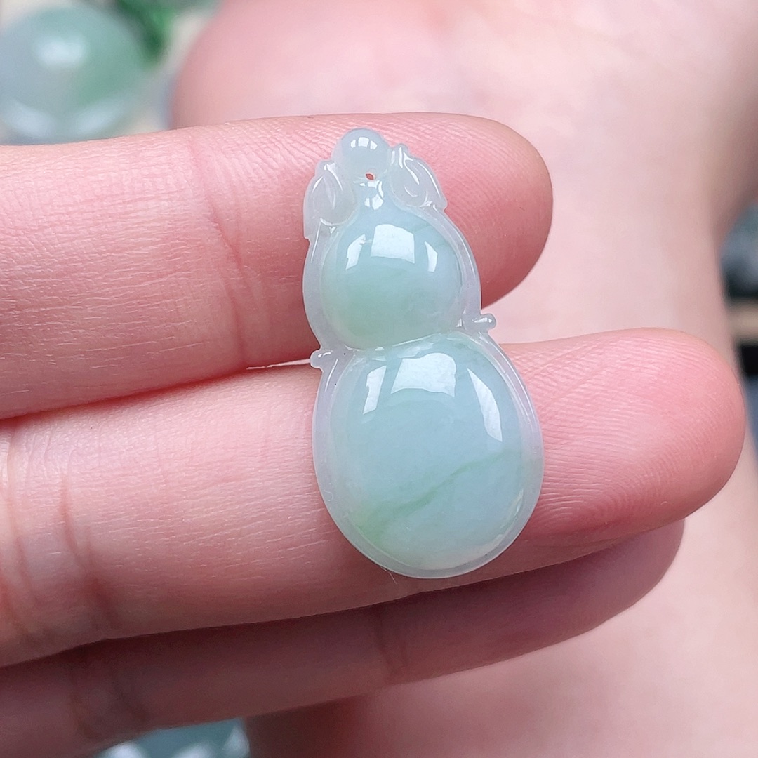 翡翠未镶嵌颈饰葫芦