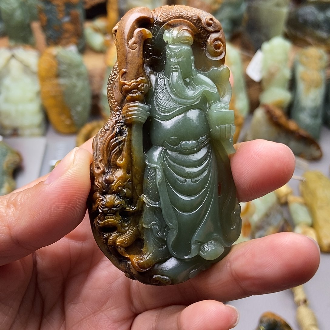 岫岩河磨玉（透闪石质玉）挂坠未镶嵌微**尊