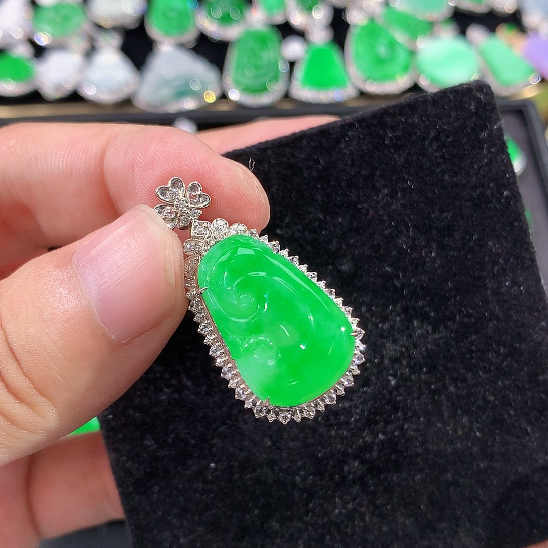 翡翠18K金镶嵌颈饰