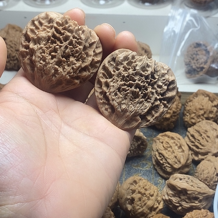 L***c吊坠桃核压扁一对