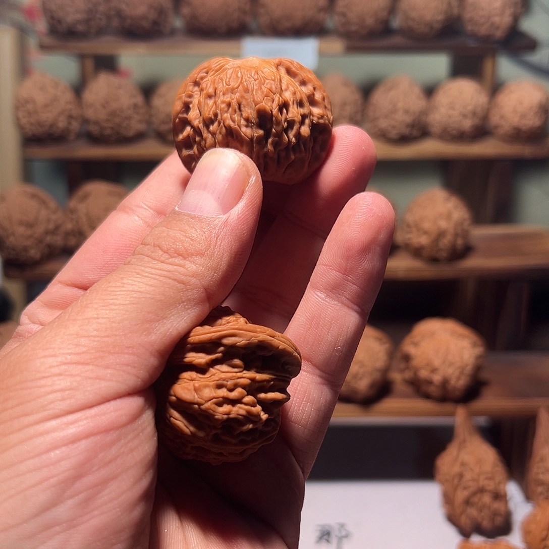 L****t文玩核桃，磨盘核桃