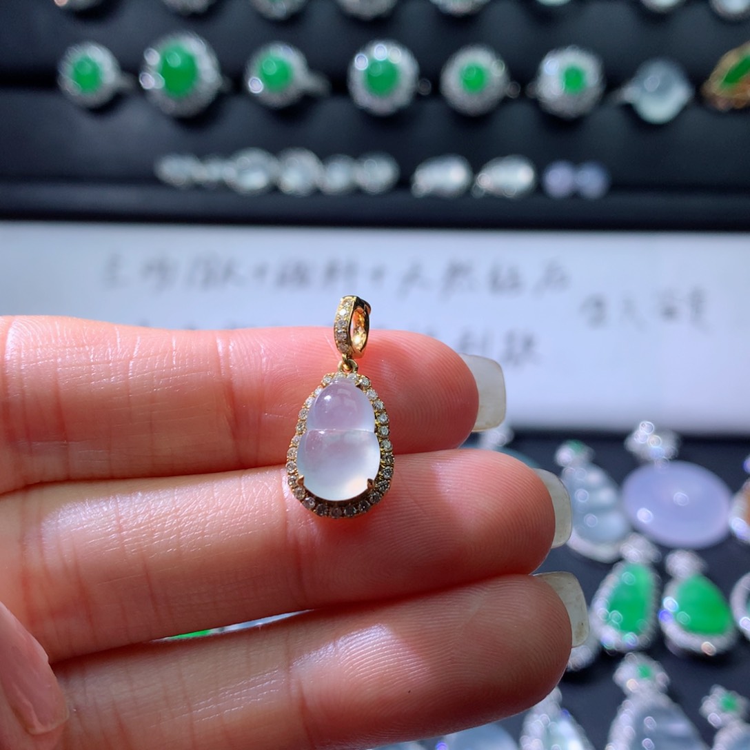 颈饰18K金镶嵌翡翠伴钻