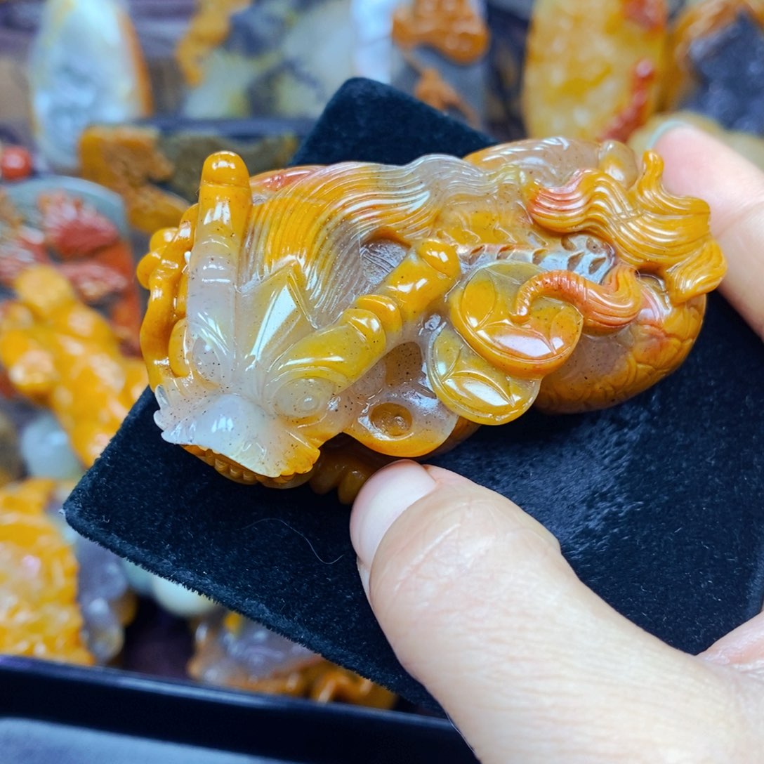 未镶嵌石英质玉（黄龙玉）颈饰