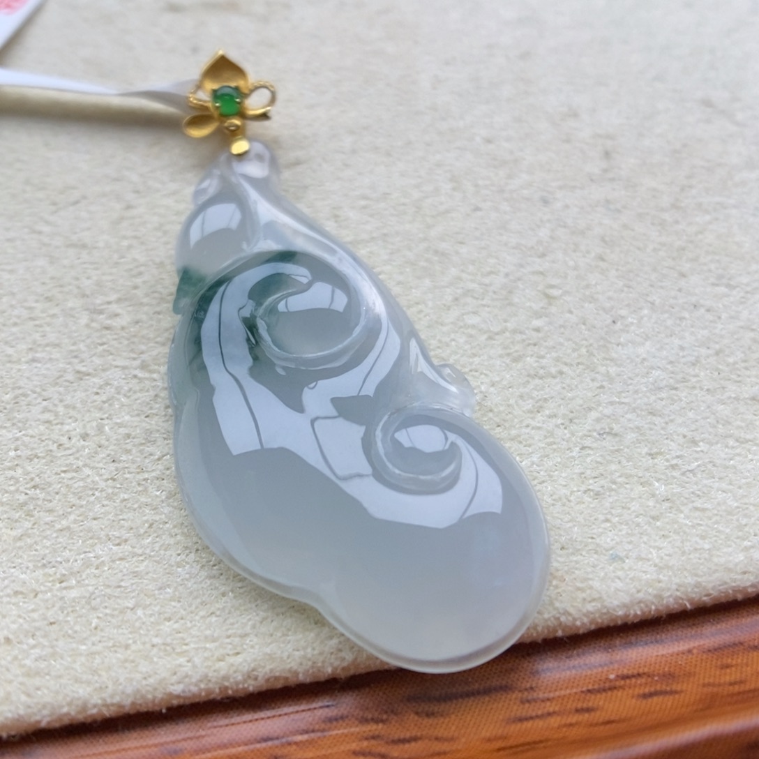 翡翠18K金镶嵌颈饰吊坠