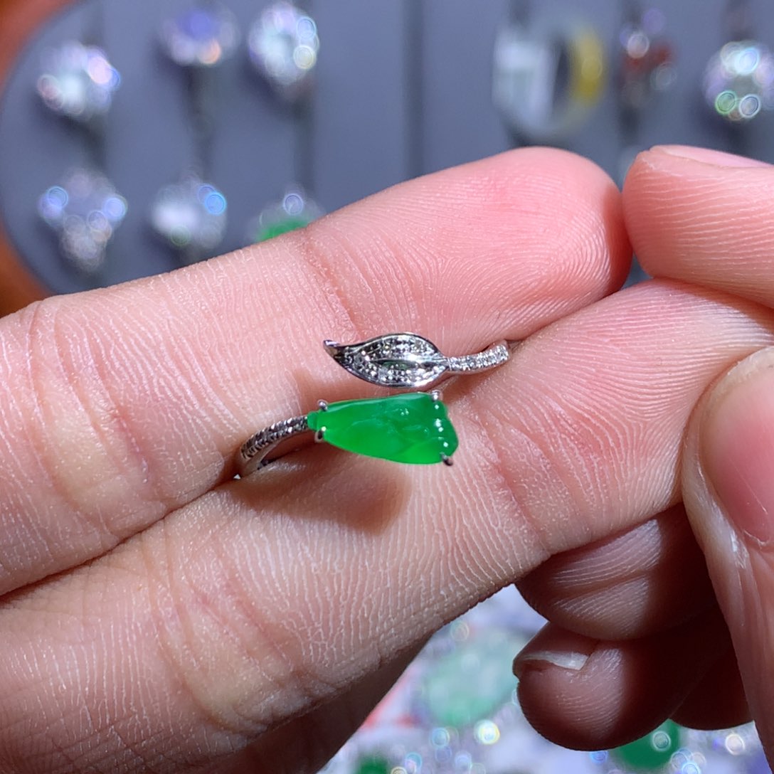 翡翠颈饰18K金镶嵌玉兰花戒指