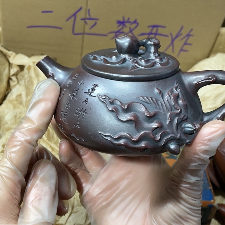 紫砂茶壶。原矿泥料，手工制作的一把紫砂壶。
