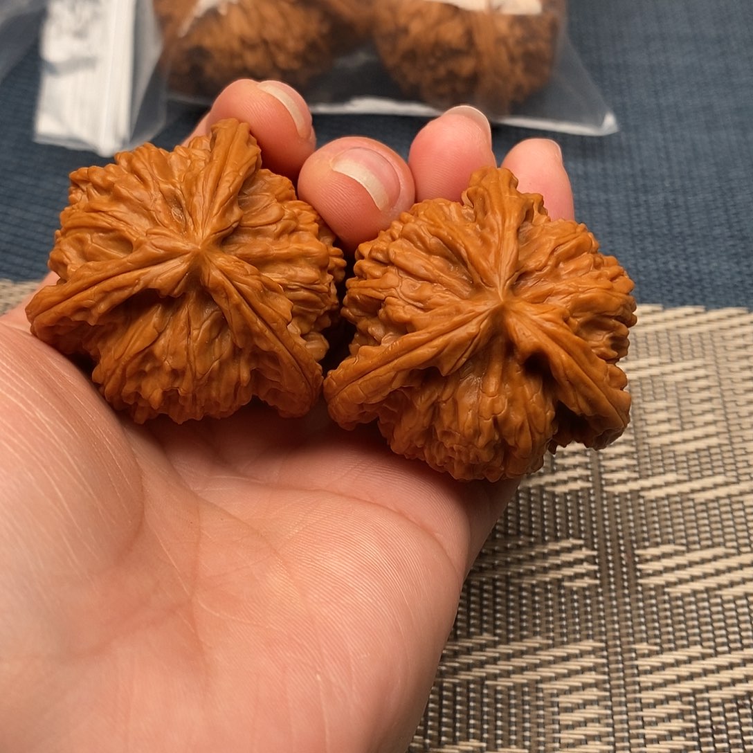 用***8文玩核桃吊坠三棱