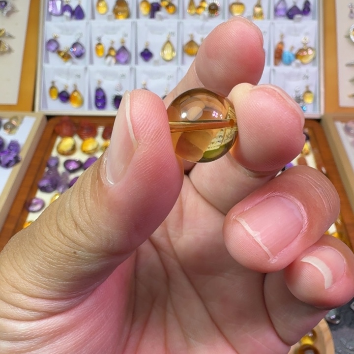 悦***己未镶嵌颈饰黄晶吊坠