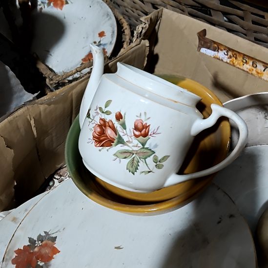 绿泥盘子碗茶壶啥都有