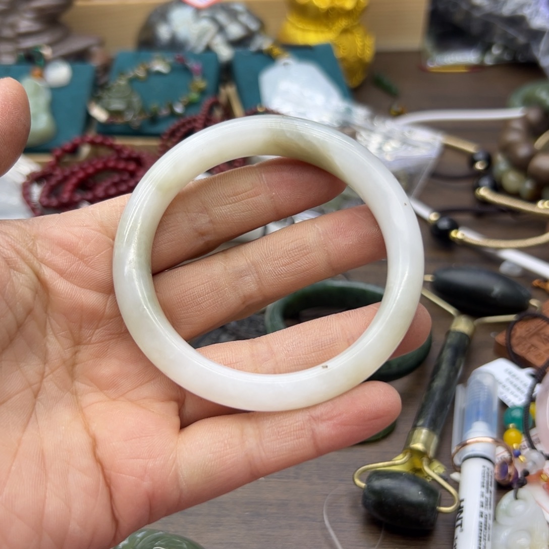 和田玉未镶嵌手镯58.8圈围299瑕