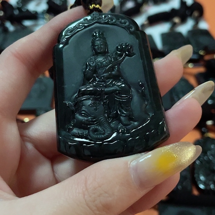 翡翠颈饰未镶嵌小**丑